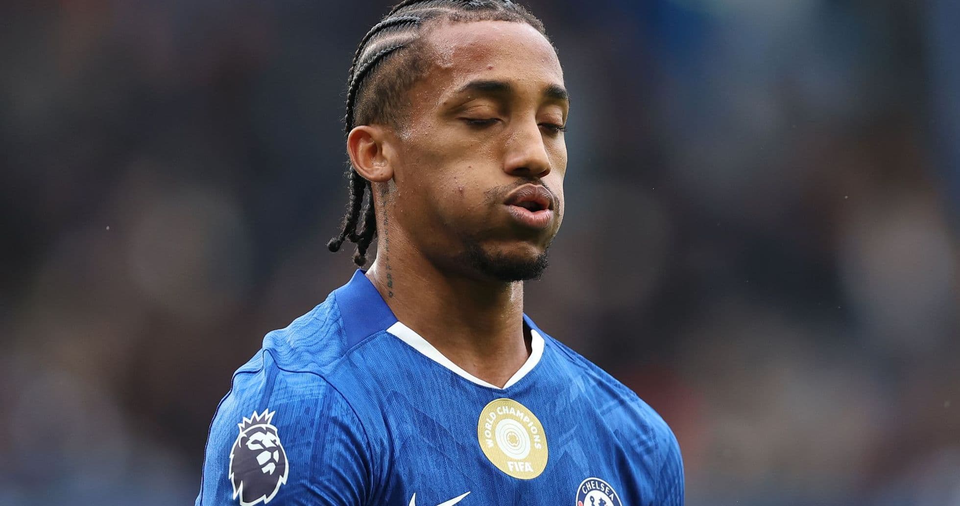 Joueur de Chelsea en maillot bleu sur le terrain Joueur de Chelsea en maillot bleu sur le terrain