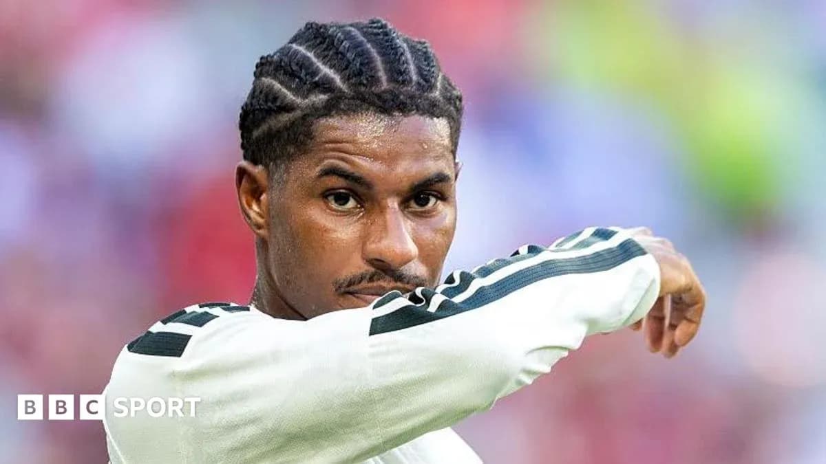 Joueur en action lors d'un match de football Joueur en action lors d'un match de football