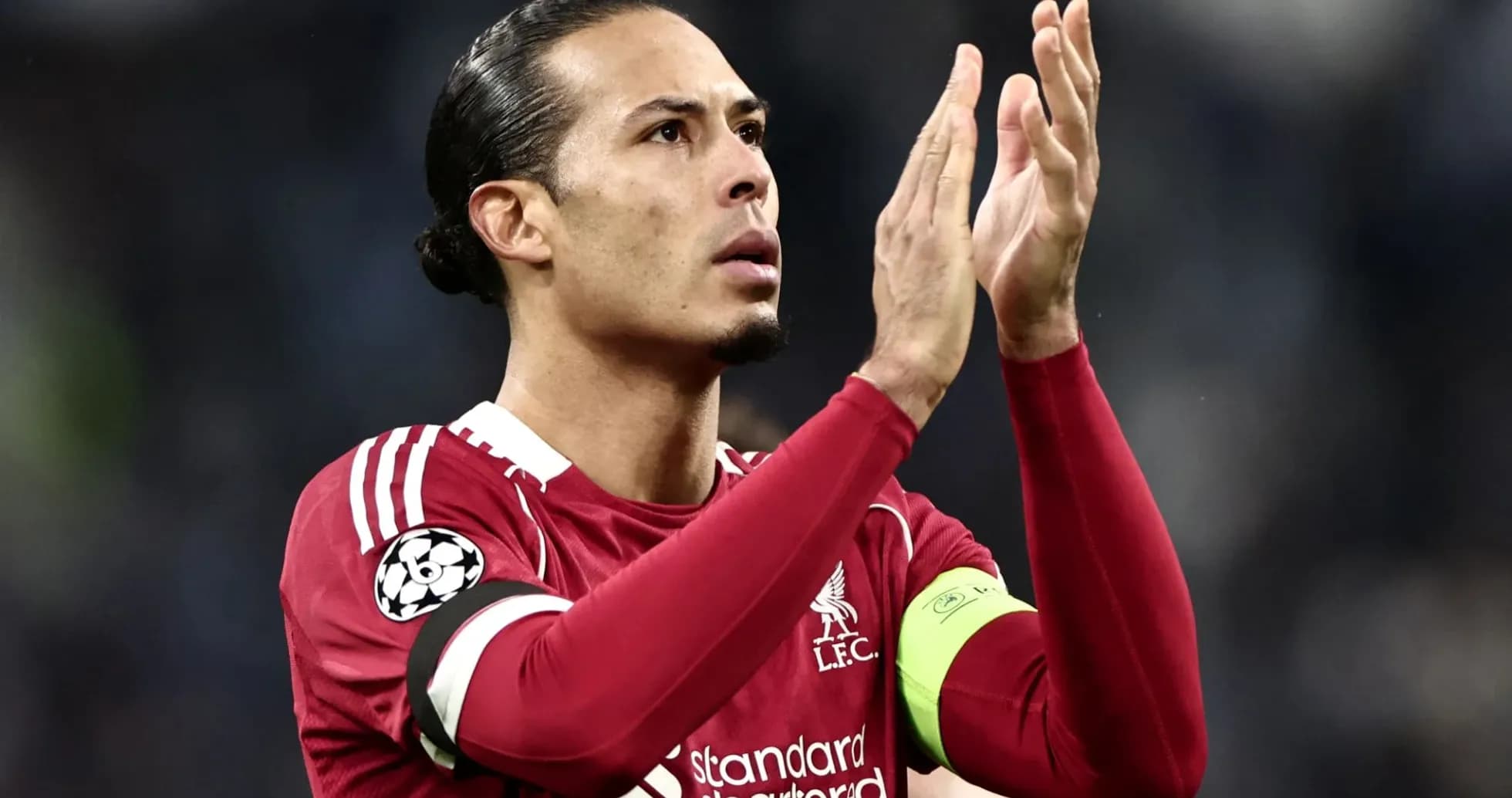 Joueur applaudissant avec maillot de Liverpool Joueur applaudissant avec maillot de Liverpool