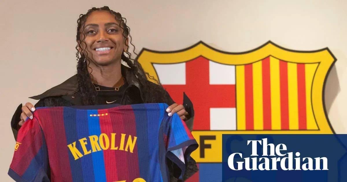 Joueuse présentant son maillot avec le nom Kerolin Joueuse présentant son maillot avec le nom Kerolin