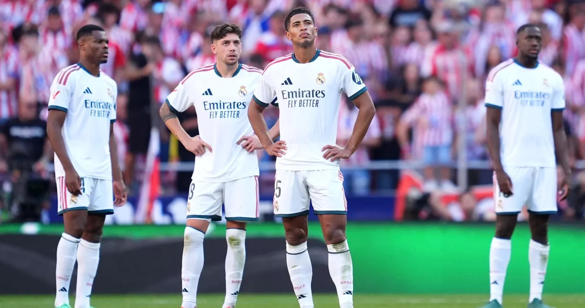 Joueurs du Real Madrid en attente sur le terrain Joueurs du Real Madrid en attente sur le terrain