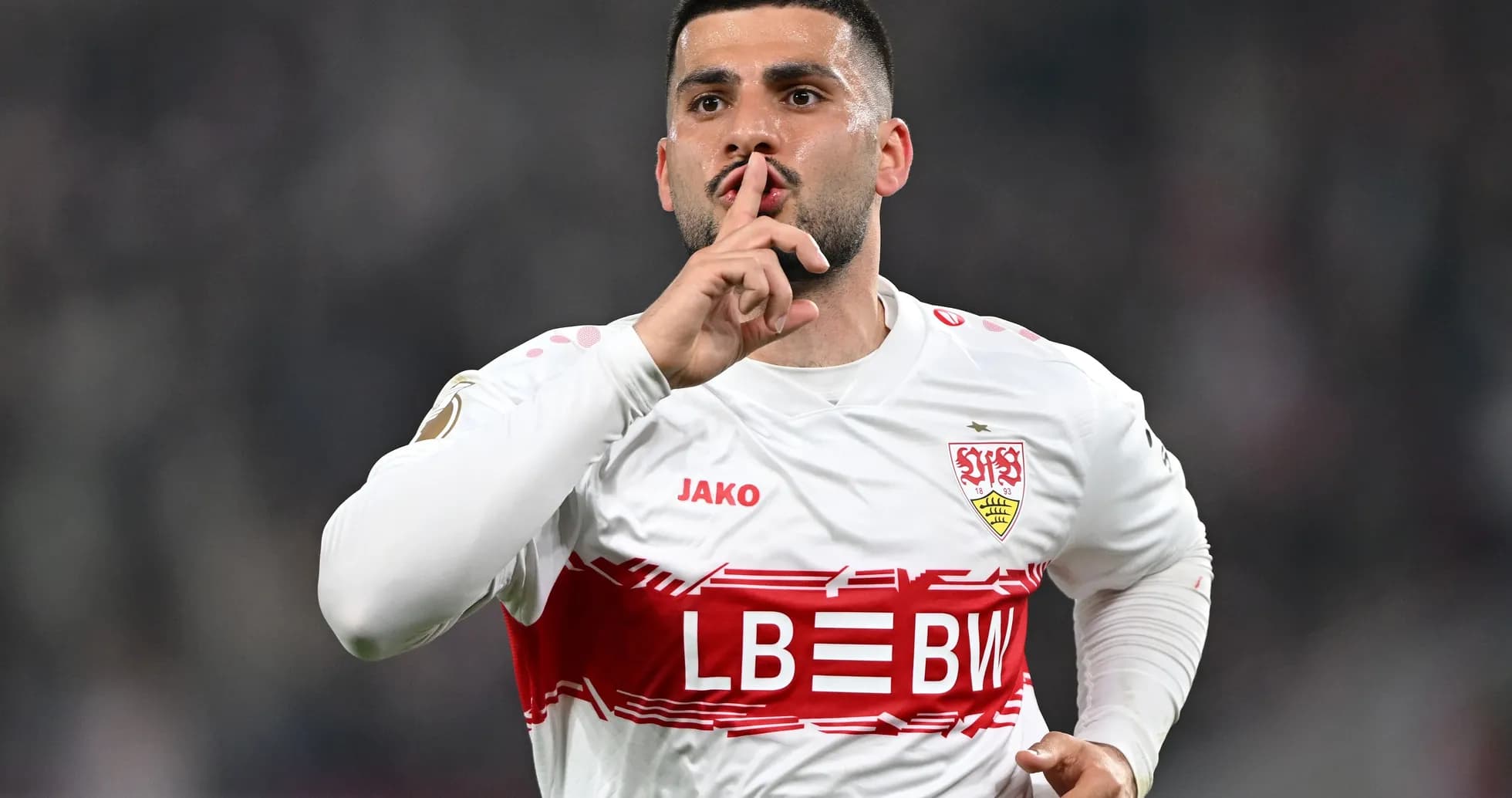 Joueur célébrant en faisant signe de silence Joueur célébrant en faisant signe de silence