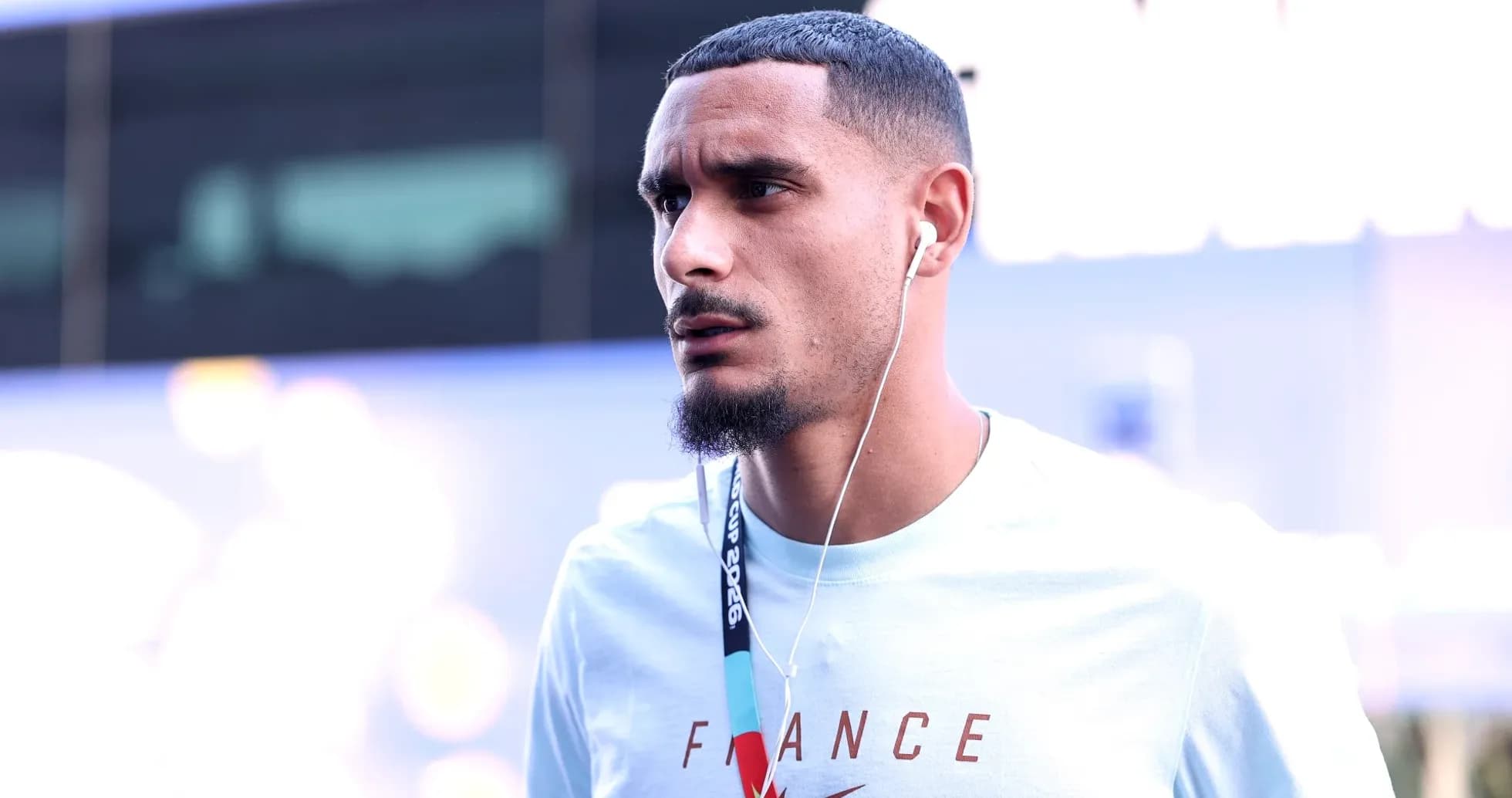 Joueur portant un t-shirt 'FRANCE' avec des écouteurs Joueur portant un t-shirt 'FRANCE' avec des écouteurs
