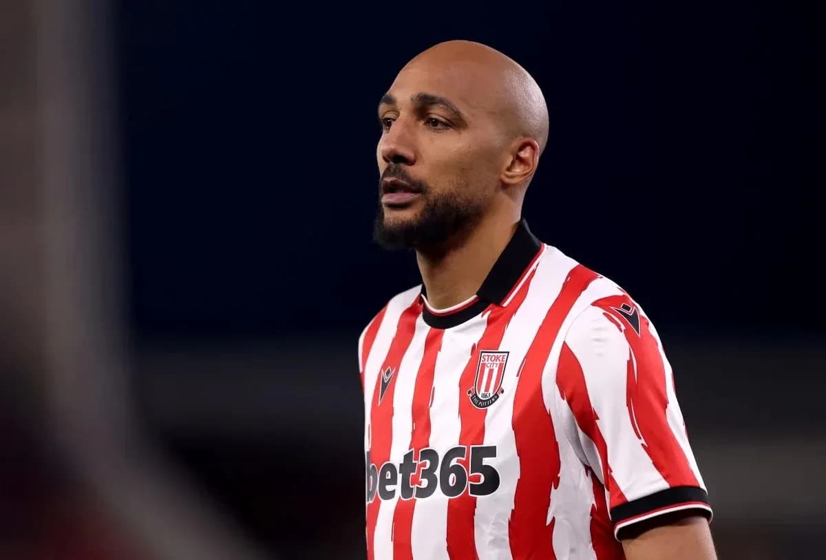 Joueur de Stoke City en maillot rayé rouge et blanc Joueur de Stoke City en maillot rayé rouge et blanc