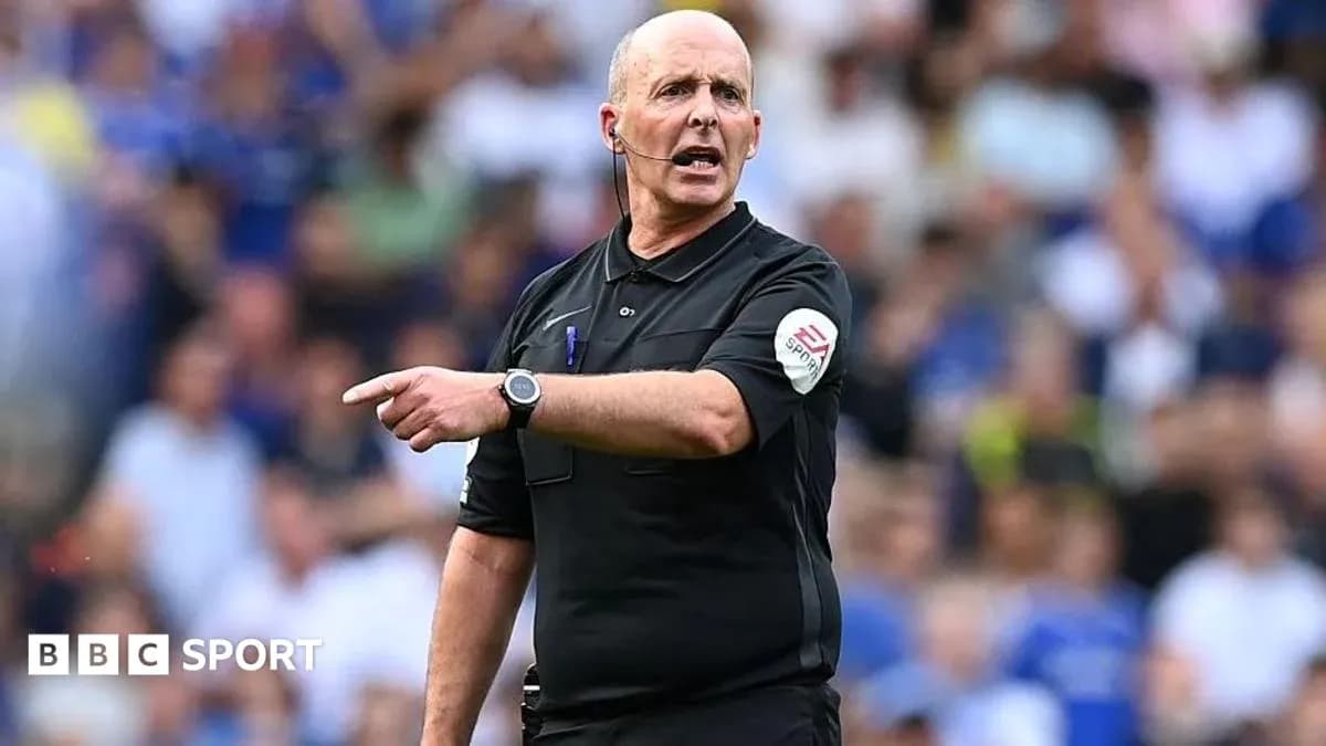 Arbitre donnant des instructions pendant un match Arbitre donnant des instructions pendant un match