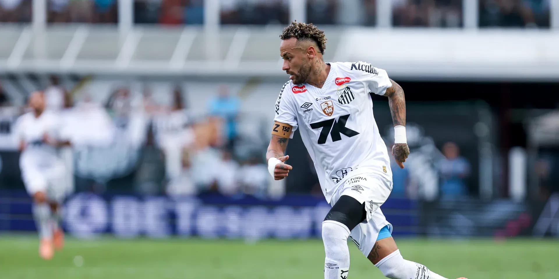 Joueur en action sur le terrain de football Joueur en action sur le terrain de football