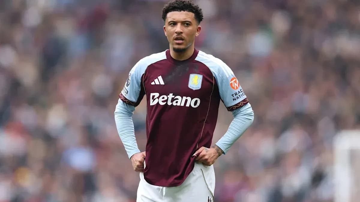 Joueur d'Aston Villa en attente sur le terrain Joueur d'Aston Villa en attente sur le terrain