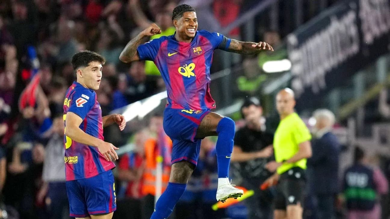 Joueur de Barcelone célébrant un but avec coéquipier Joueur de Barcelone célébrant un but avec coéquipier