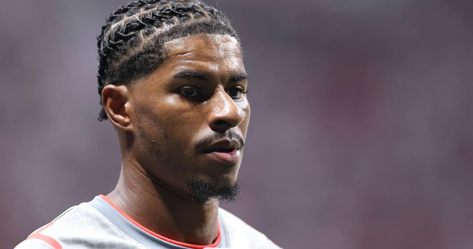 Joueur en tenue de match avec cheveux tressés Joueur en tenue de match avec cheveux tressés