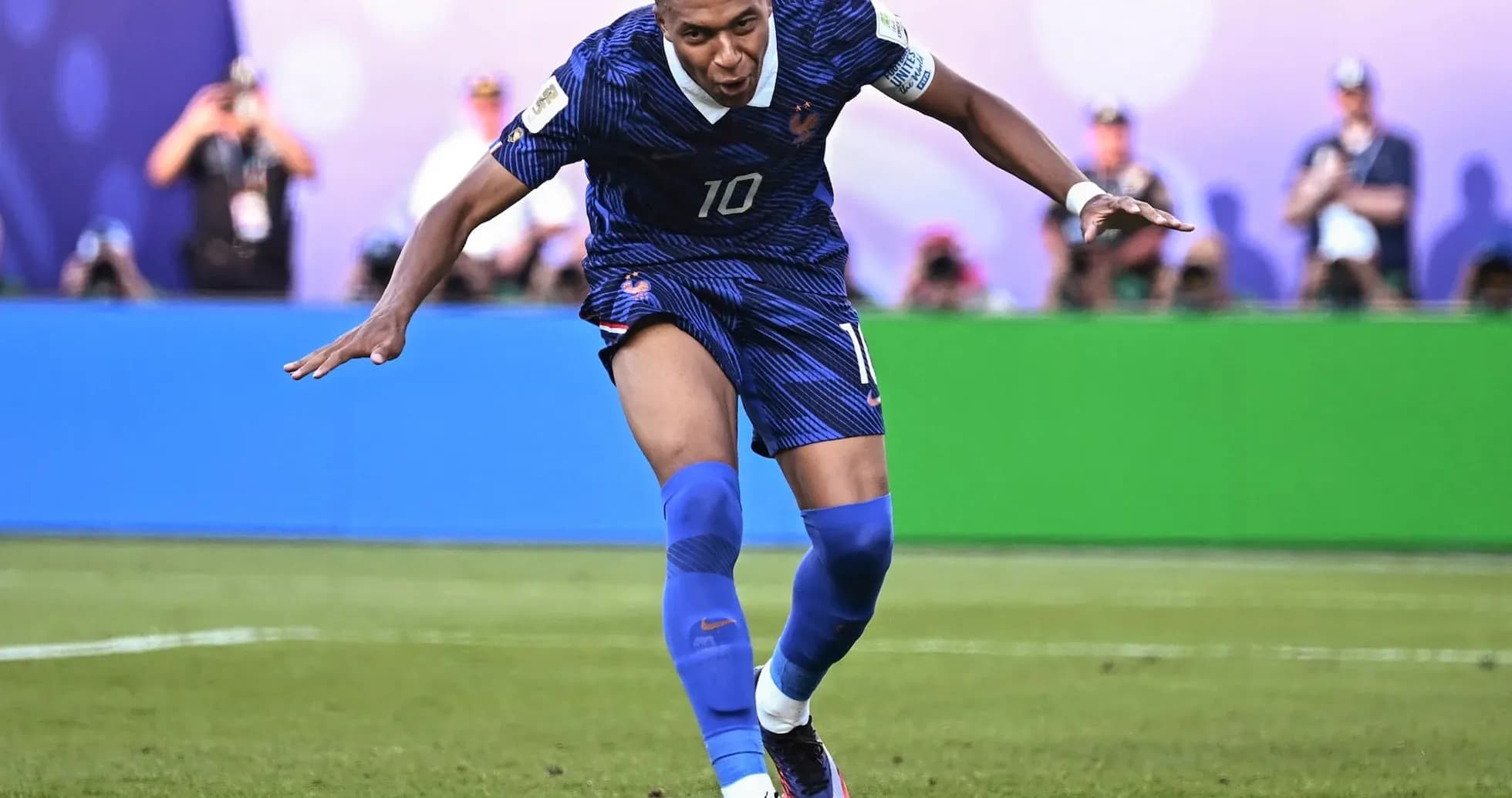Kylian Mbappé célébrant un but pour la France Kylian Mbappé célébrant un but pour la France