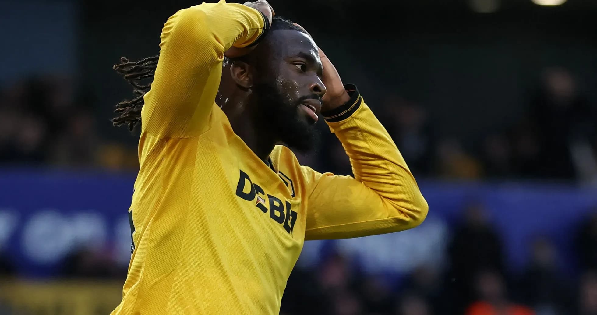 Joueur en maillot jaune se tenant la tête Joueur en maillot jaune se tenant la tête