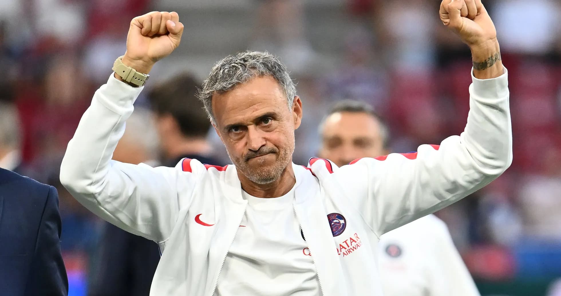 Entraîneur levant les bras après un match Entraîneur levant les bras après un match