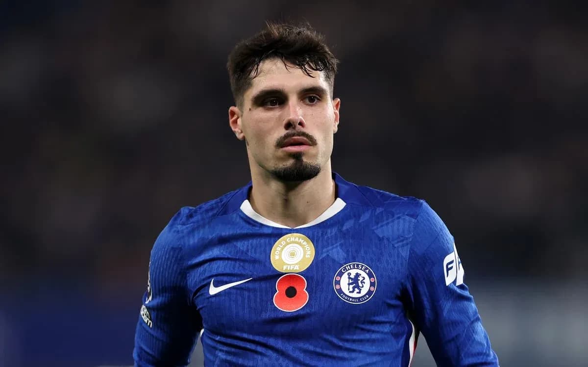 Joueur de Chelsea en maillot bleu sur le terrain Joueur de Chelsea en maillot bleu sur le terrain