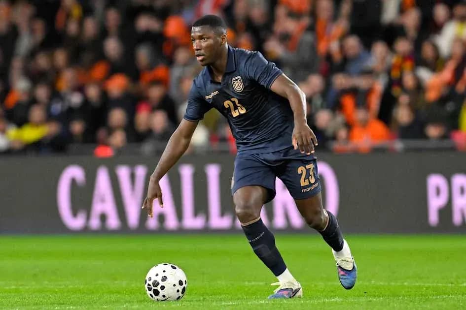 Joueur courant avec le ballon sur le terrain Joueur courant avec le ballon sur le terrain