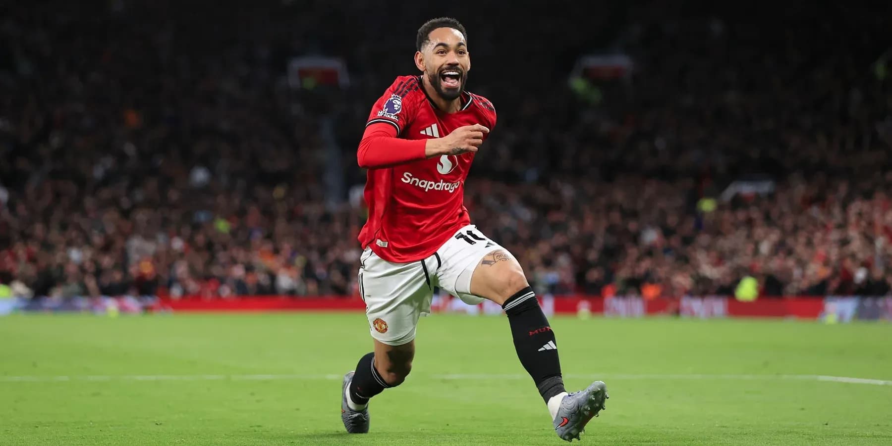 Joueur de Manchester United célébrant un but Joueur de Manchester United célébrant un but