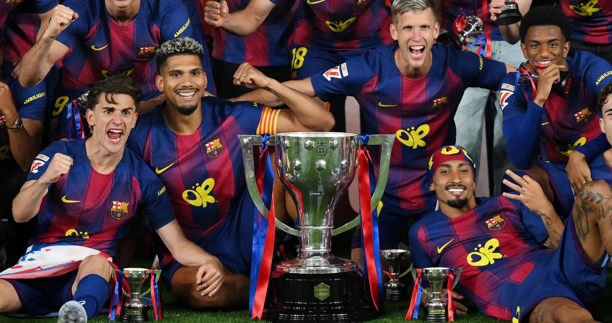 Joueurs du FC Barcelone célébrant avec un trophée Joueurs du FC Barcelone célébrant avec un trophée
