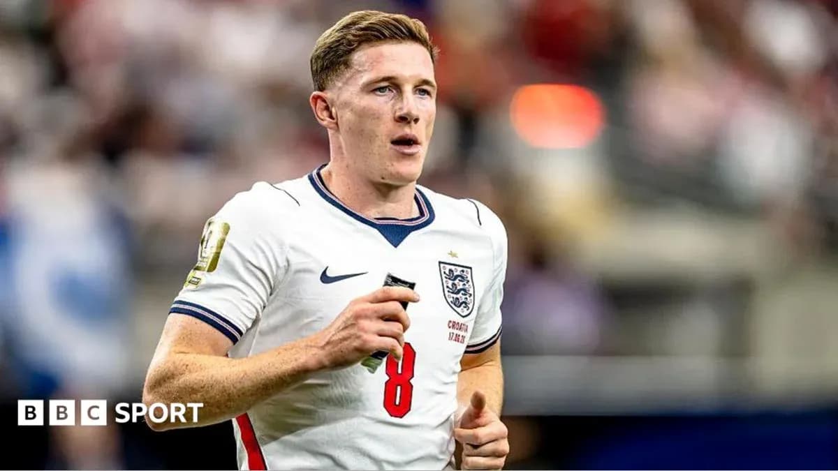 Joueur anglais courant sur le terrain de football Joueur anglais courant sur le terrain de football