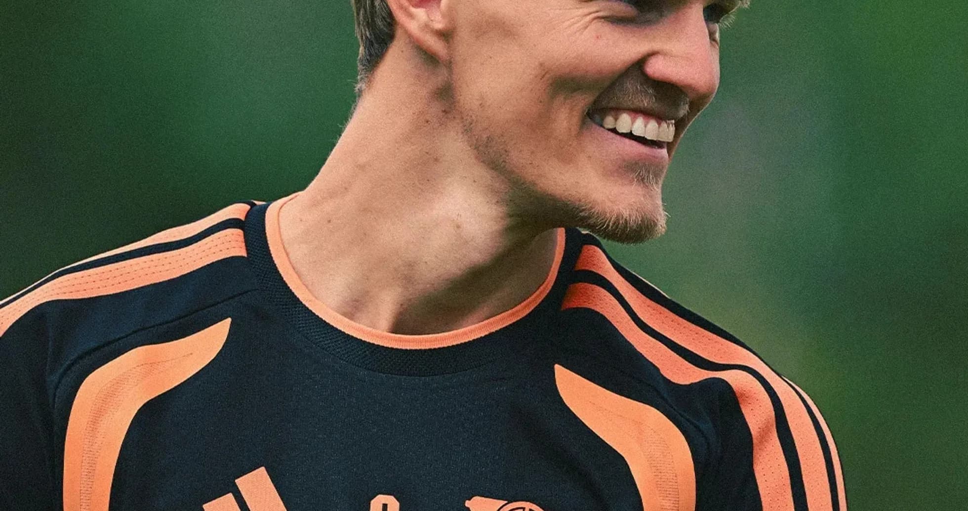 Joueur souriant en maillot d'entraînement d'Arsenal Joueur souriant en maillot d'entraînement d'Arsenal