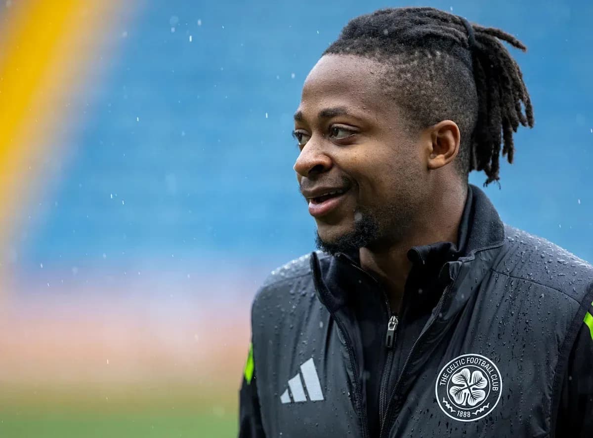 Joueur de football souriant sous la pluie Joueur de football souriant sous la pluie
