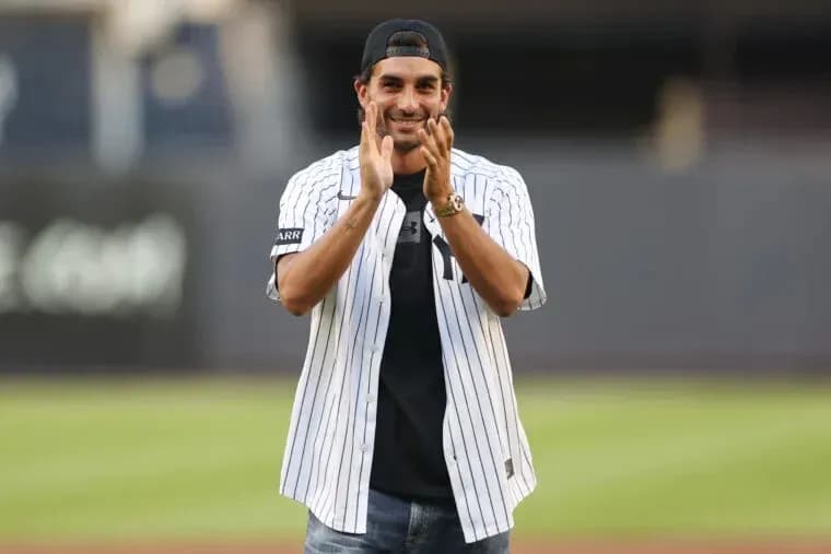Homme applaudissant en maillot de baseball rayé Homme applaudissant en maillot de baseball rayé