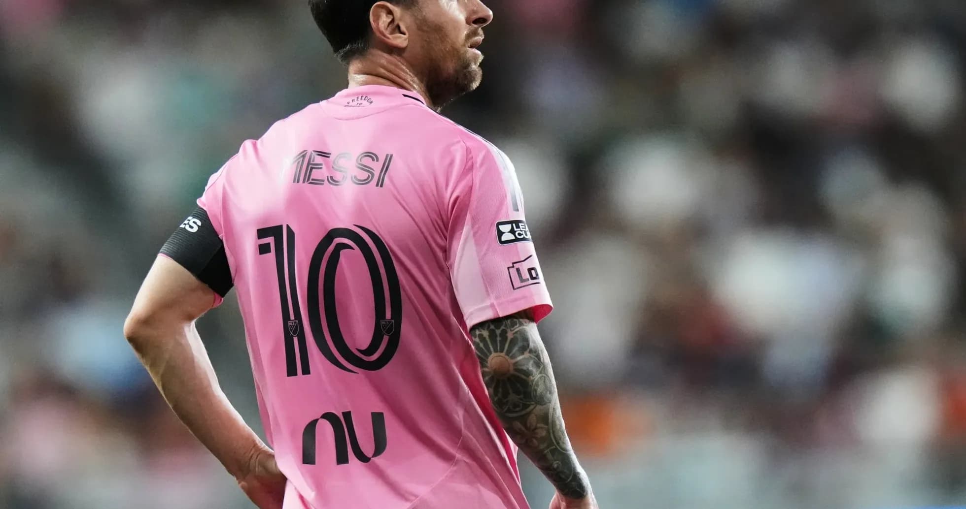 Joueur portant le maillot rose avec le numéro 10 Joueur portant le maillot rose avec le numéro 10