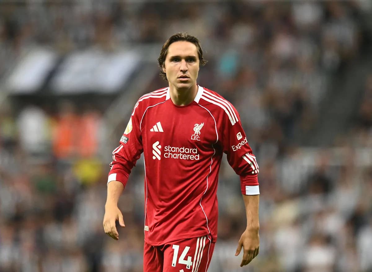 Joueur de Liverpool en maillot rouge sur le terrain Joueur de Liverpool en maillot rouge sur le terrain