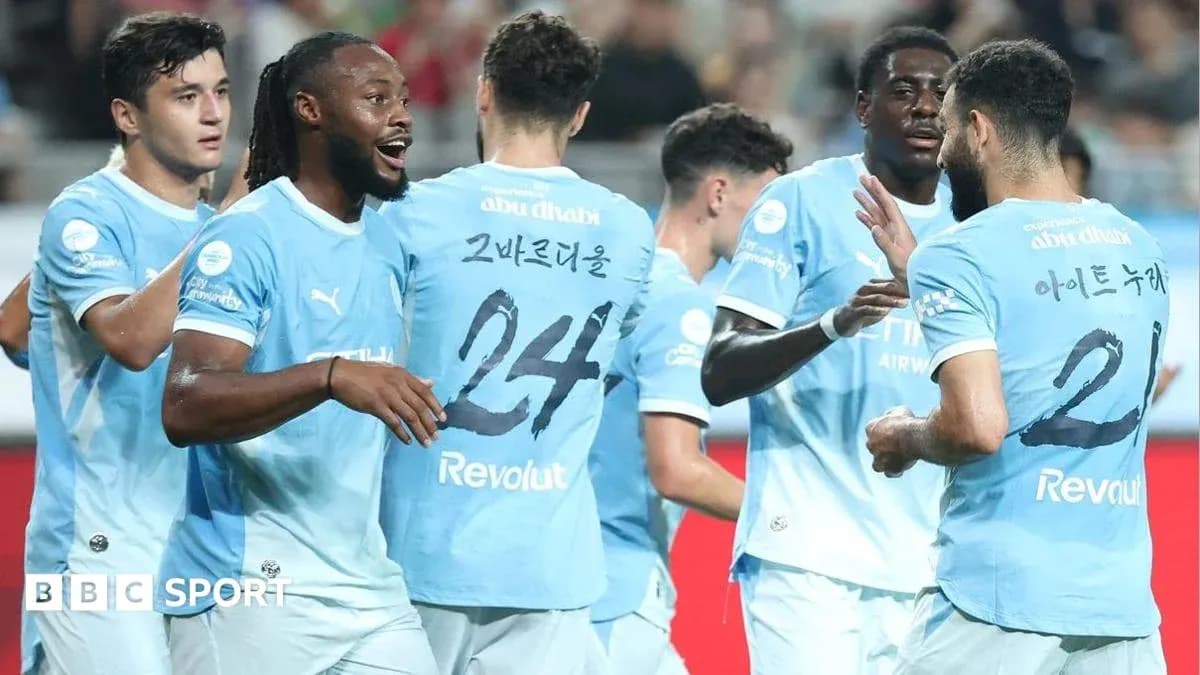 Joueurs de Manchester City célébrant un but ensemble Joueurs de Manchester City célébrant un but ensemble