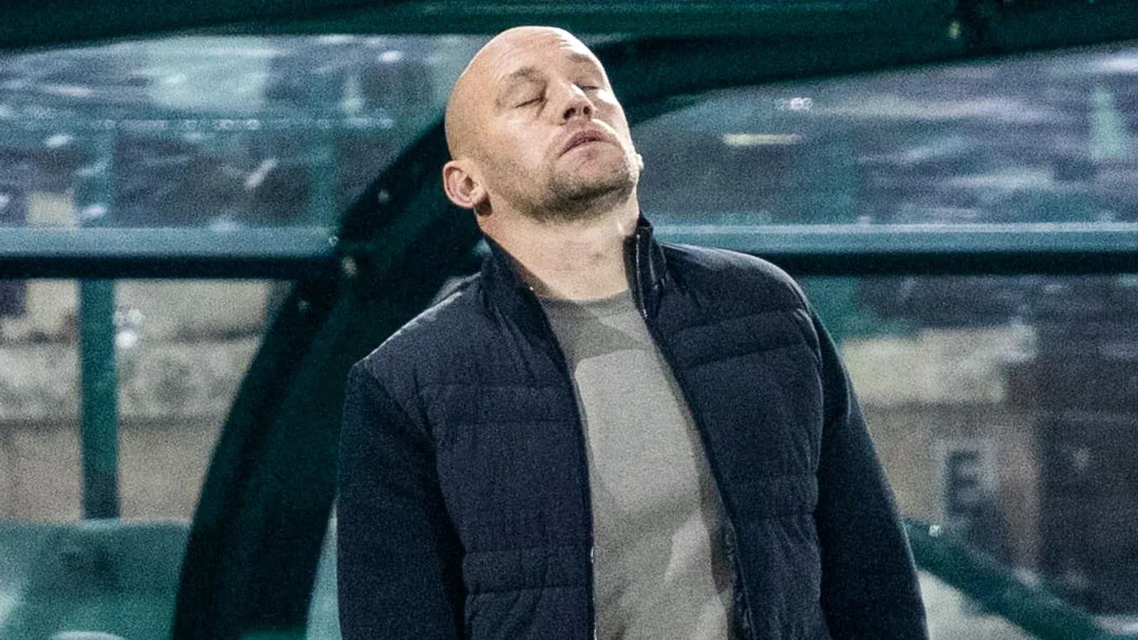 Entraîneur regardant le match depuis le banc Entraîneur regardant le match depuis le banc