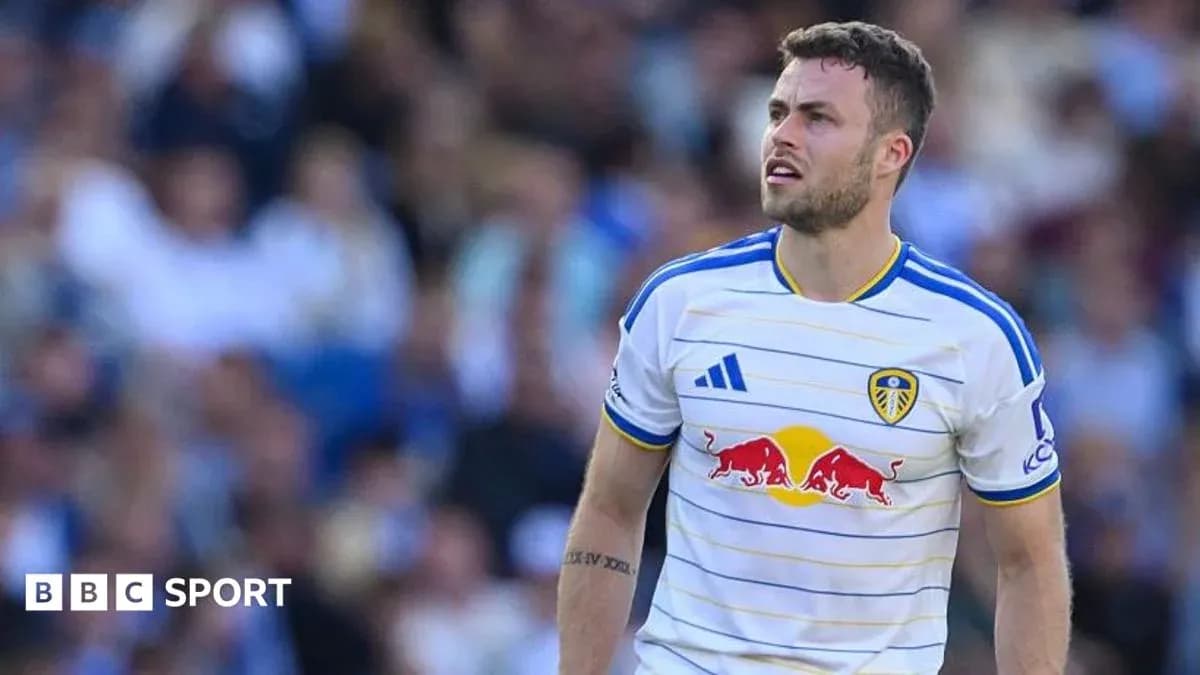 Joueur de Leeds United sur le terrain pendant le match Joueur de Leeds United sur le terrain pendant le match