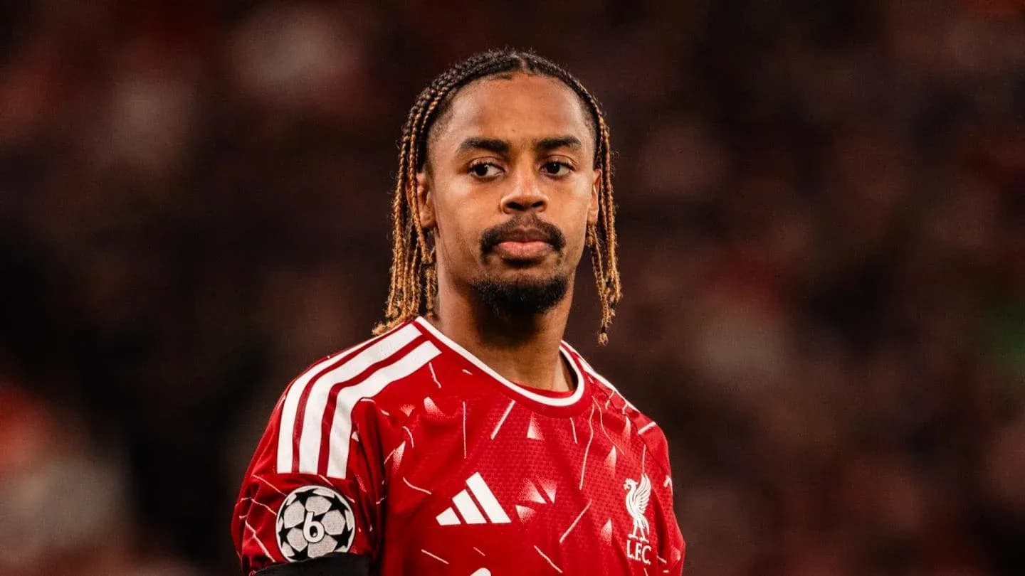 Joueur de Liverpool en maillot rouge sur le terrain Joueur de Liverpool en maillot rouge sur le terrain