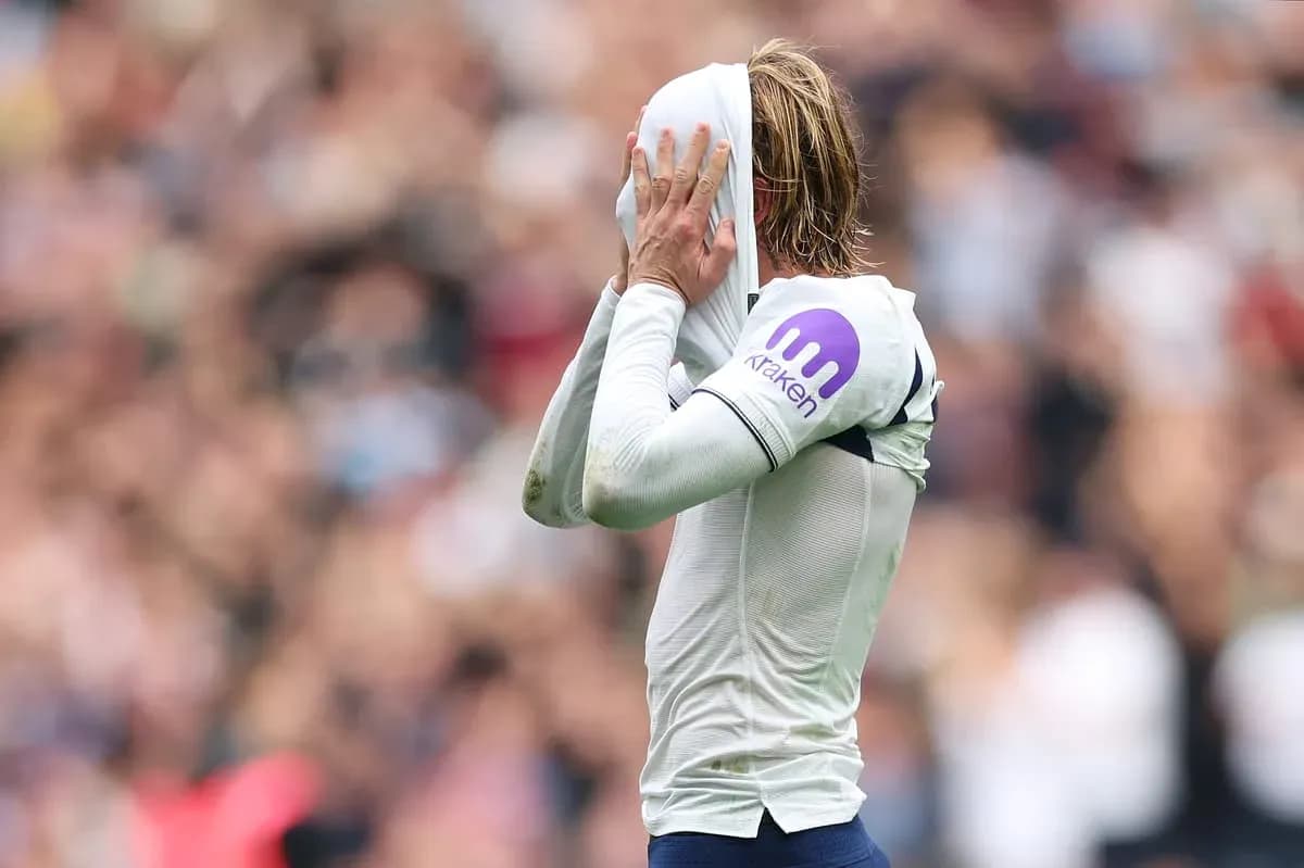 Joueur enlevé son maillot sur le terrain Joueur enlevé son maillot sur le terrain