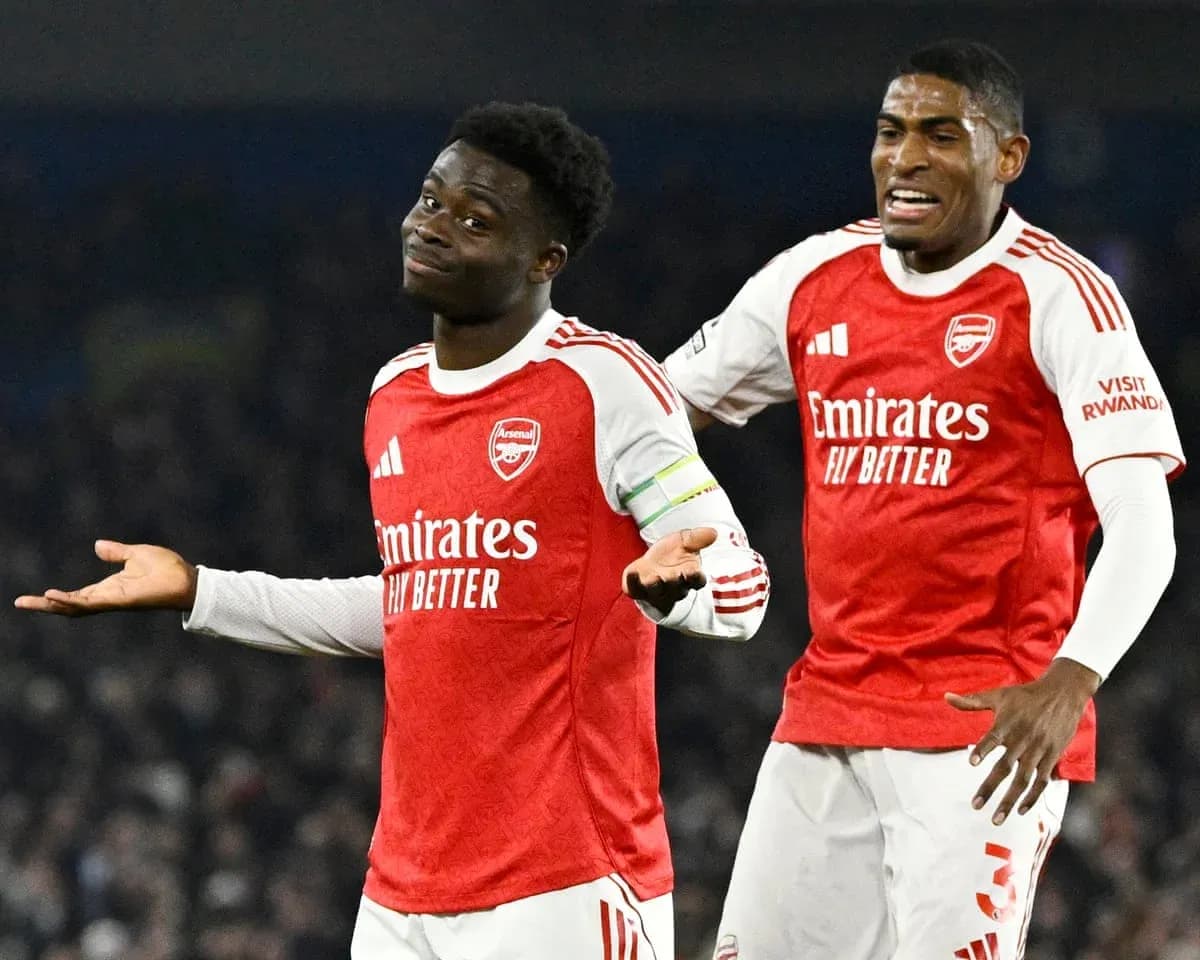 Deux joueurs d'Arsenal célébrant un but Deux joueurs d'Arsenal célébrant un but