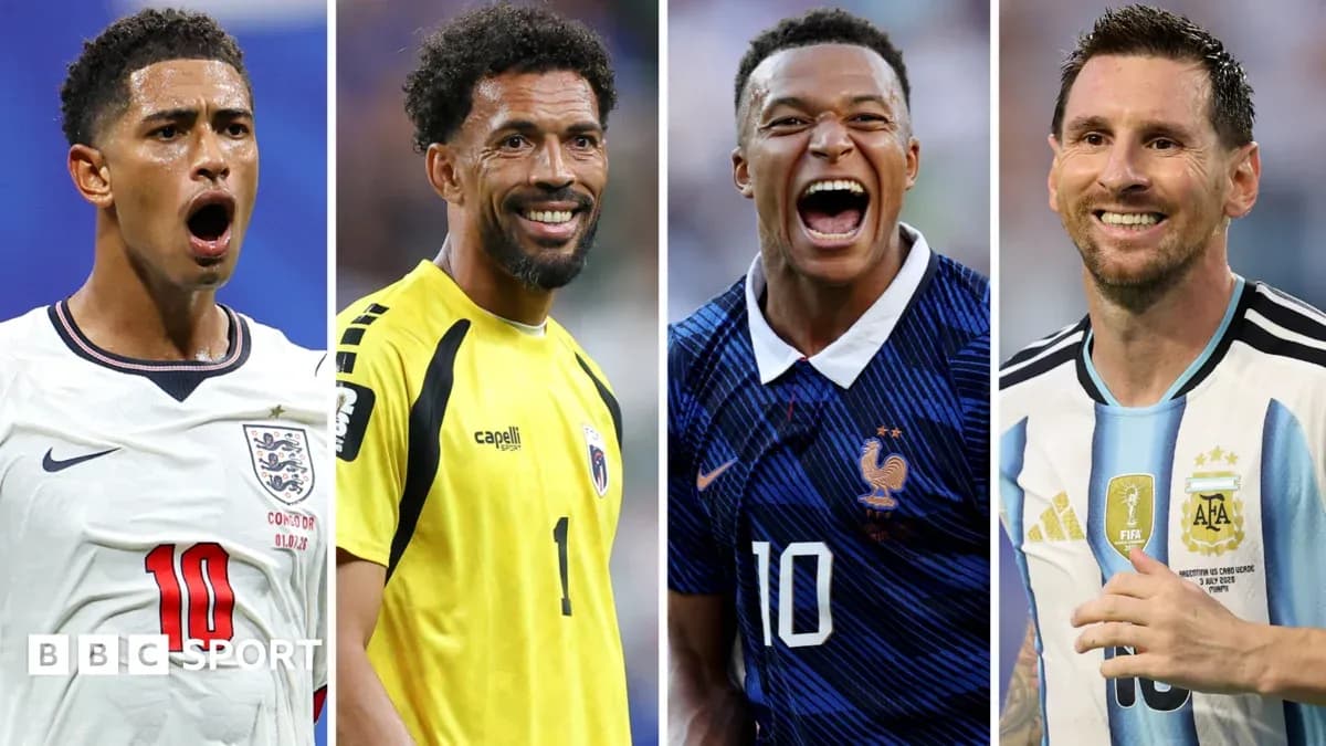 Quatre joueurs de football célébrant sur le terrain Quatre joueurs de football célébrant sur le terrain