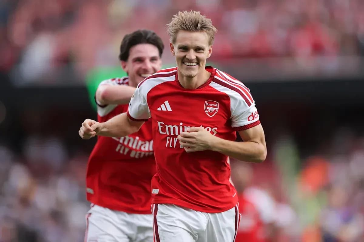 Joueur d'Arsenal célébrant un but avec coéquipier Joueur d'Arsenal célébrant un but avec coéquipier