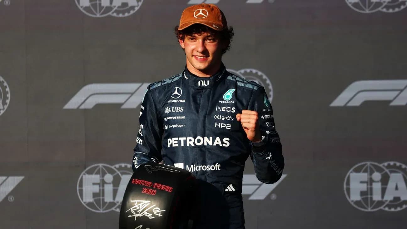 Pilote de Formule 1 célébrant avec un pneu Pilote de Formule 1 célébrant avec un pneu