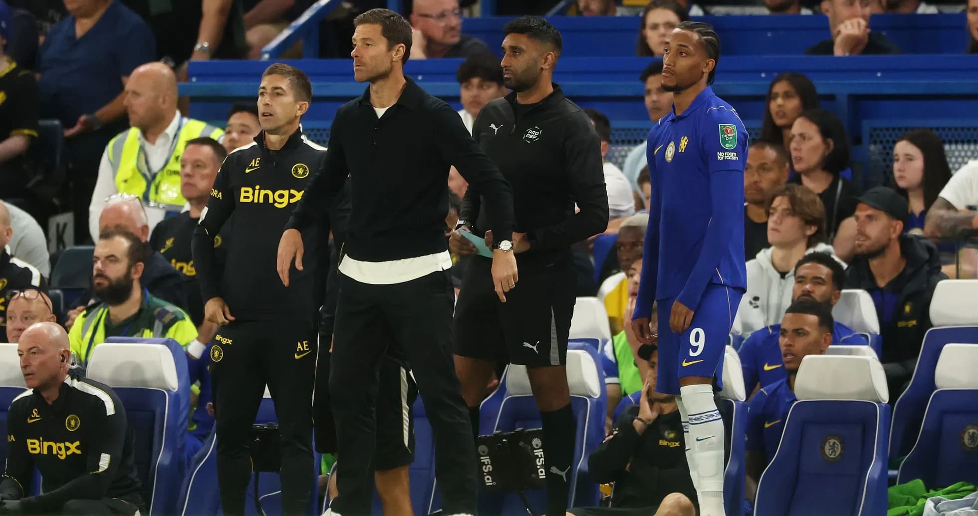 Entraîneurs et joueurs sur le banc de touche Entraîneurs et joueurs sur le banc de touche