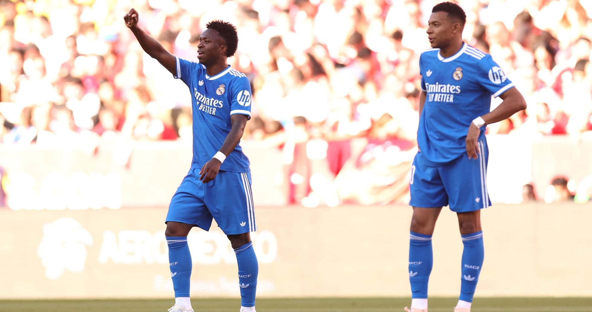 Vinícius et Mbappé lors d'un match de football Vinícius et Mbappé lors d'un match de football