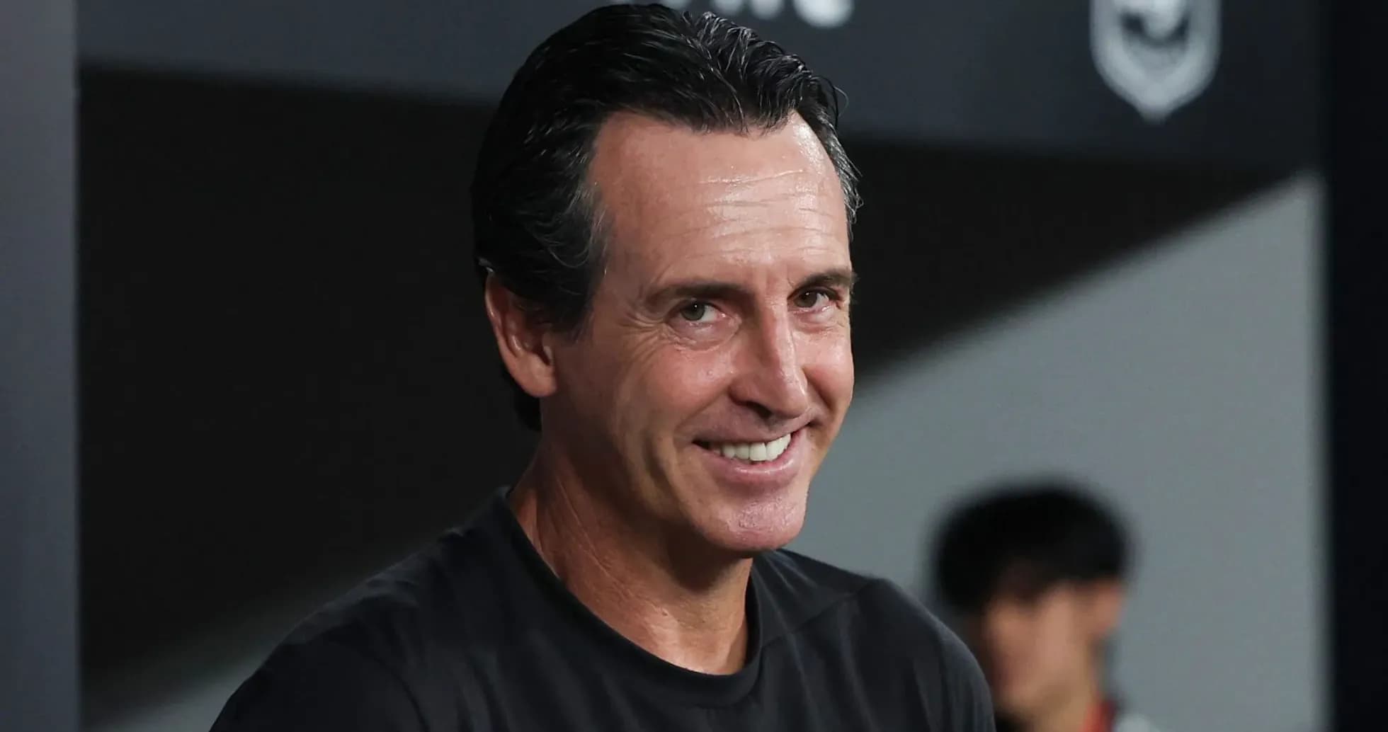 Entraîneur souriant sur le banc de touche Entraîneur souriant sur le banc de touche