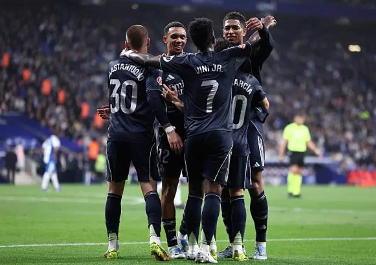 Joueurs du Real Madrid célébrant un but Joueurs du Real Madrid célébrant un but