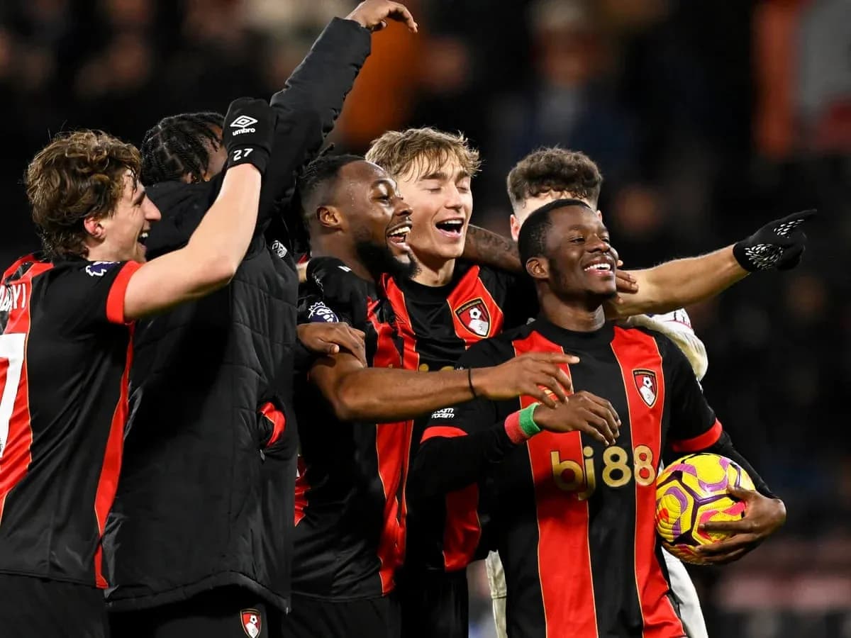 Joueurs de Bournemouth célèbrent un but Joueurs de Bournemouth célèbrent un but