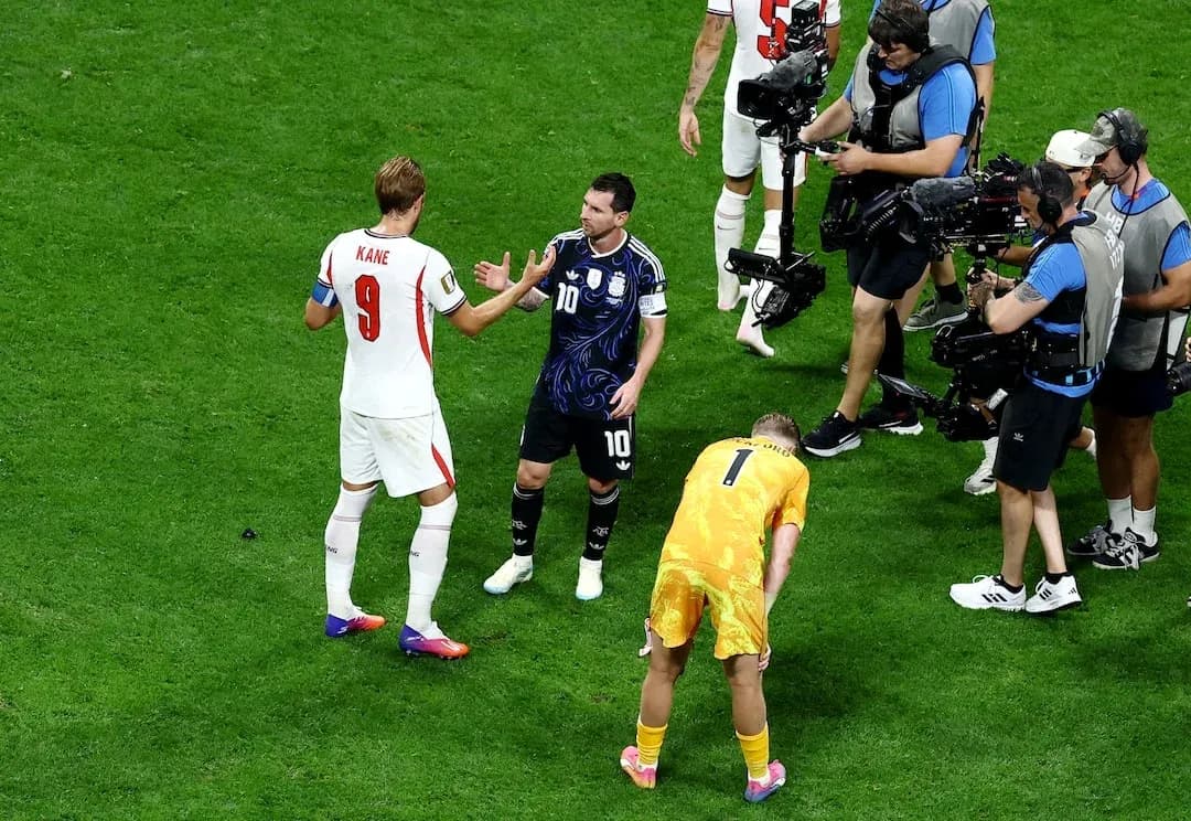 Kane et Messi discutent pendant le match Kane et Messi discutent pendant le match