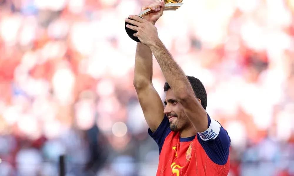 Joueur levant le trophée après la victoire Joueur levant le trophée après la victoire