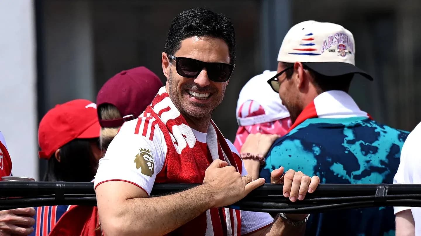 Homme souriant avec écharpe lors d'un événement sportif Homme souriant avec écharpe lors d'un événement sportif