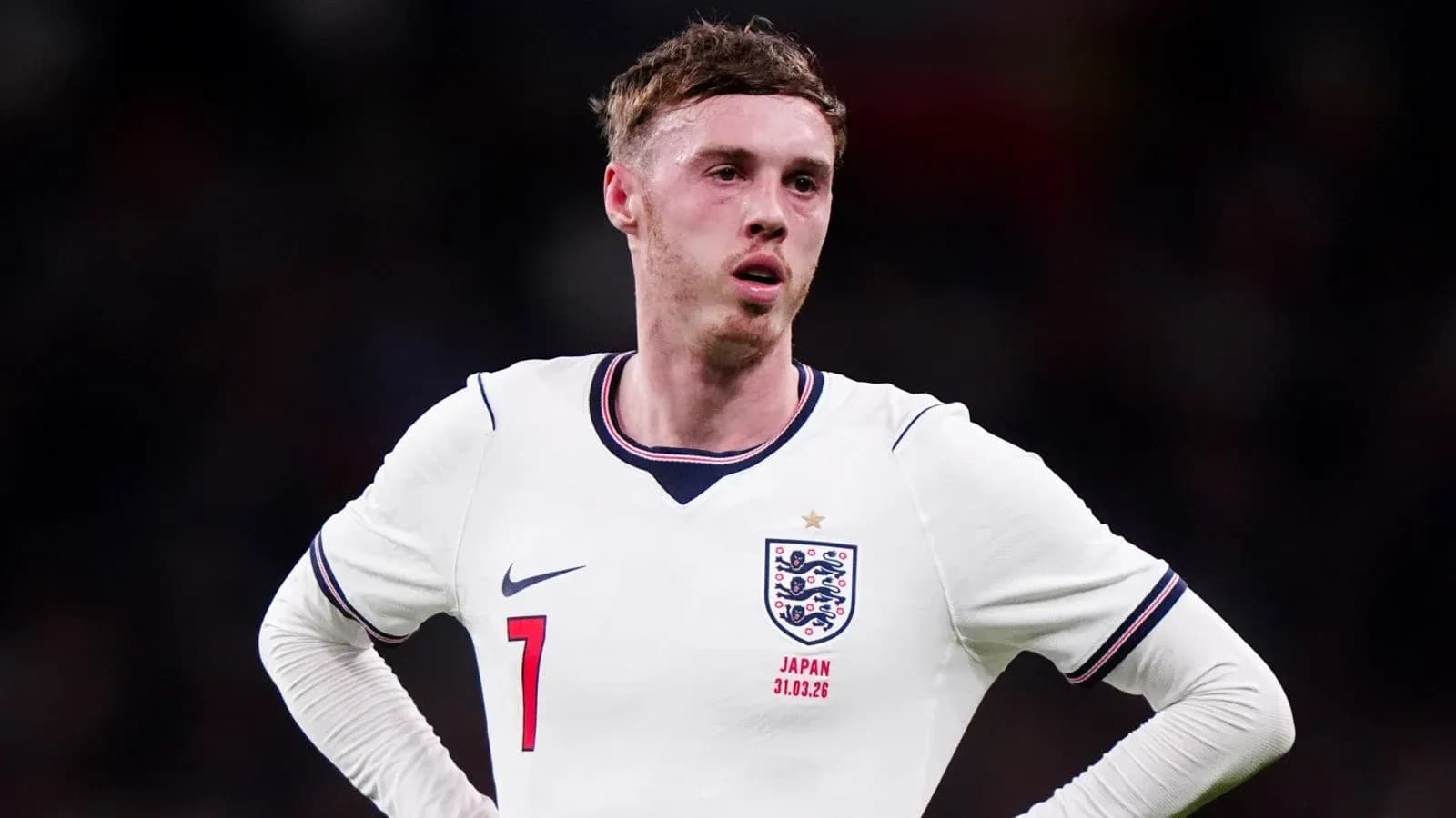 Joueur de l'Angleterre en maillot blanc sur le terrain Joueur de l'Angleterre en maillot blanc sur le terrain