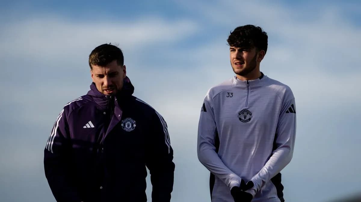 Deux joueurs de Manchester United se tenant debout Deux joueurs de Manchester United se tenant debout
