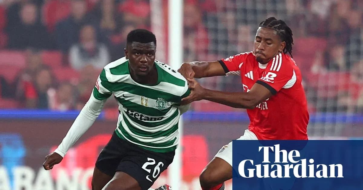Joueur de Sporting Lisbonne en duel avec joueur de Benfica Joueur de Sporting Lisbonne en duel avec joueur de Benfica