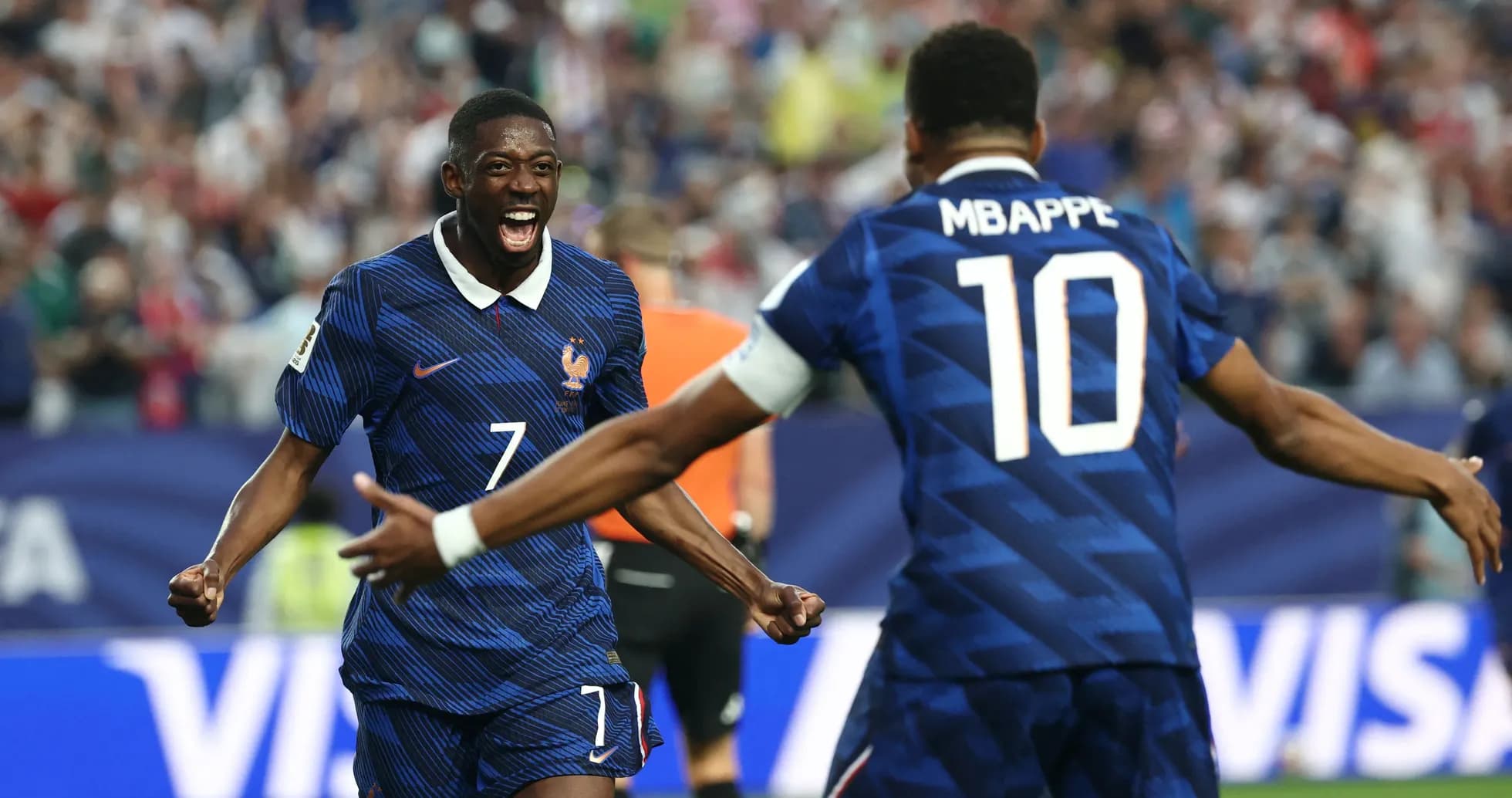 Ousmane Dembélé et Kylian Mbappé célébrant un but Ousmane Dembélé et Kylian Mbappé célébrant un but