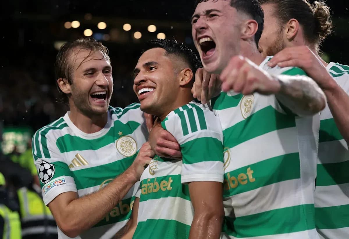 Joueurs de Celtic célébrant un but ensemble Joueurs de Celtic célébrant un but ensemble