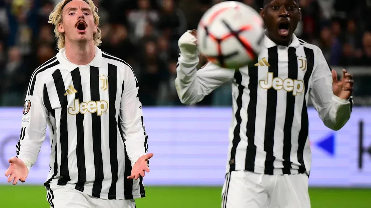 Joueurs de la Juventus réagissant à un ballon en jeu Joueurs de la Juventus réagissant à un ballon en jeu