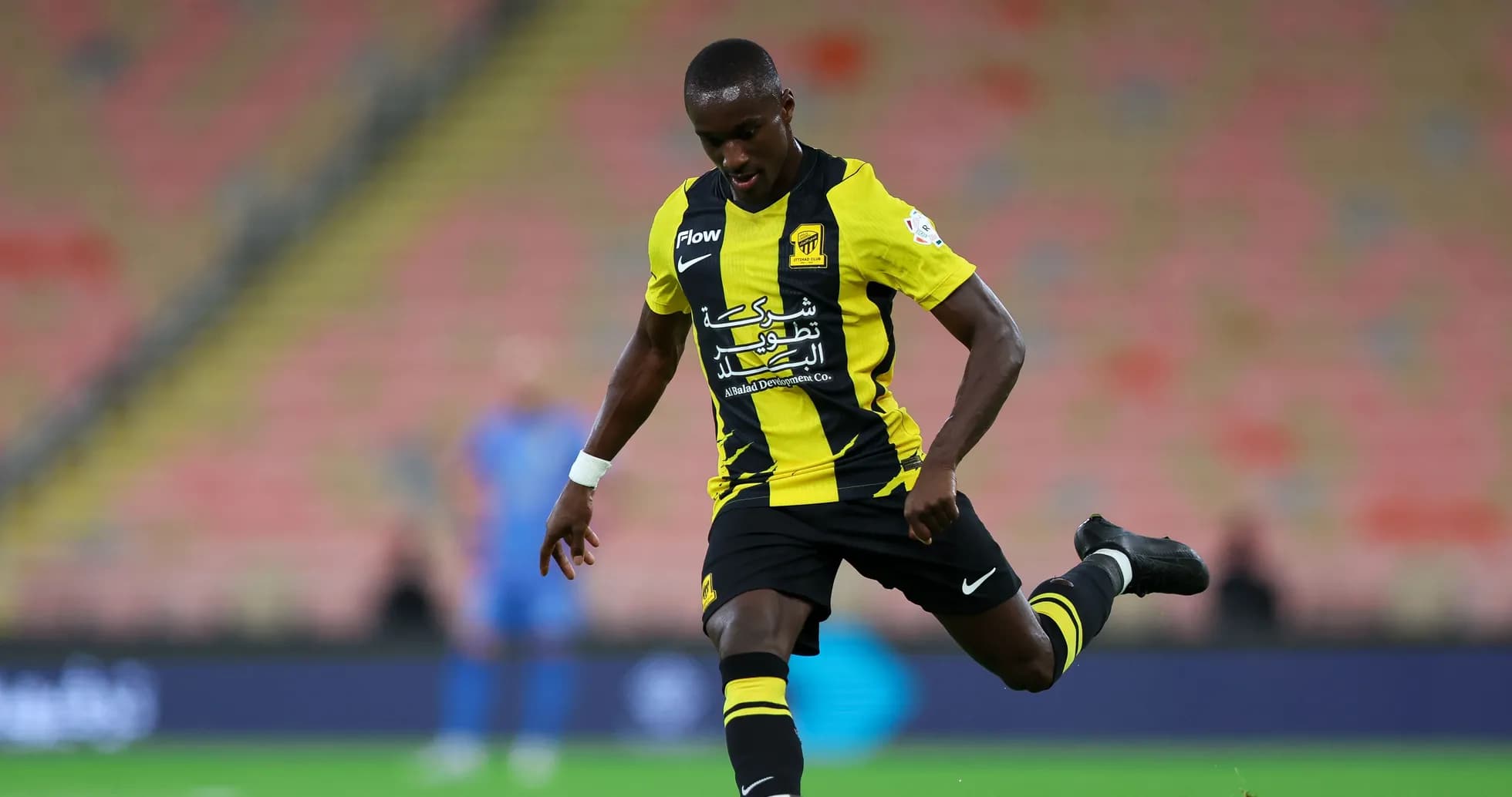 Joueur dribblant avec le ballon sur le terrain Joueur dribblant avec le ballon sur le terrain